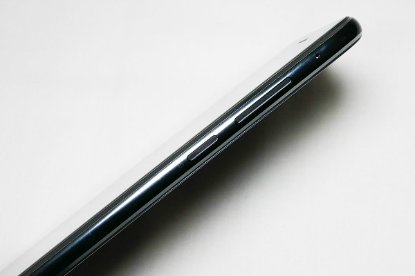 フレームはアルミ製で、光沢のある処理が施されている