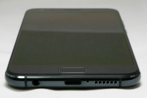 下部にはイヤホンジャックとUSB Type-C端子、スピーカー
