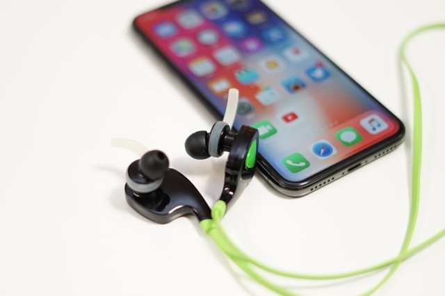 素直にBluetoothのヘッドホンを買いましょう