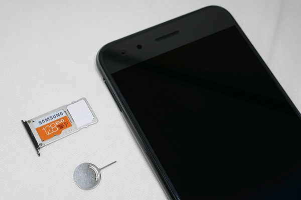 SIMカードとmicroSDを挿して使う場合の乗せ方