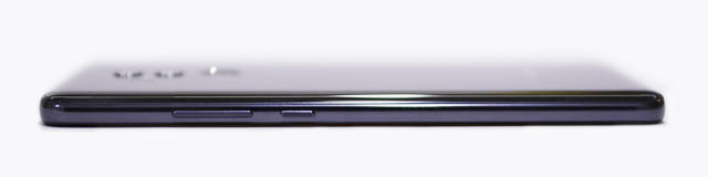 右側面にはボリュームキーと電源ボタン