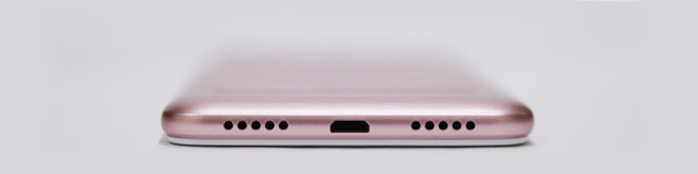下部にはスピーカー・microUSB端子・マイク