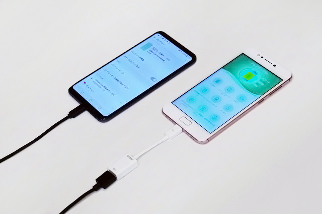 付属のUSB OTGケーブルで接続すればモバイルバッテリーのように使える