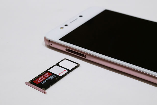 nanoSIMカード2枚とmicroSDカードが同時に利用できる