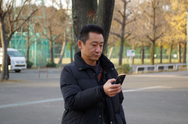 以前はiPhone 4を粘って使っていたという大田区のモモンガさん