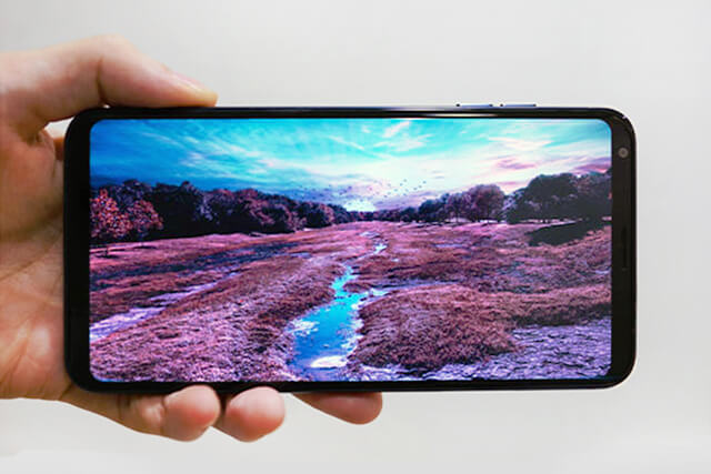 縦長で高解像度のOLED FullVisionディスプレイを搭載
