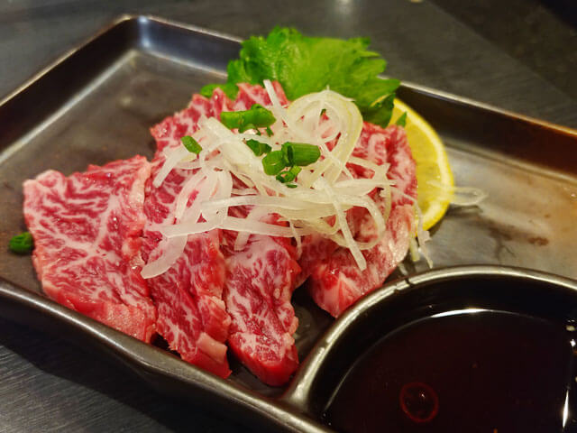 isai V30+ カメラ作例 食べ物モード:和牛ハラミ刺し
