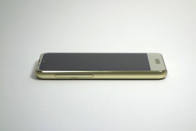 左側面はSIM/microSDスロット。SIMピンは不要なタイプのトレイです