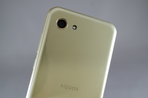 コンパクトスマホを探しているならAQUOS R compact!