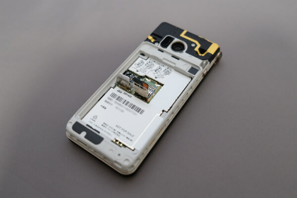 バッテリー内部にSIMとmicroSDのスロットがあります