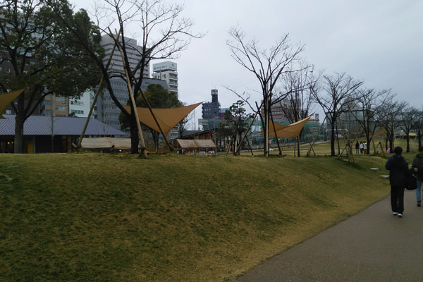 小雨の屋外を撮影