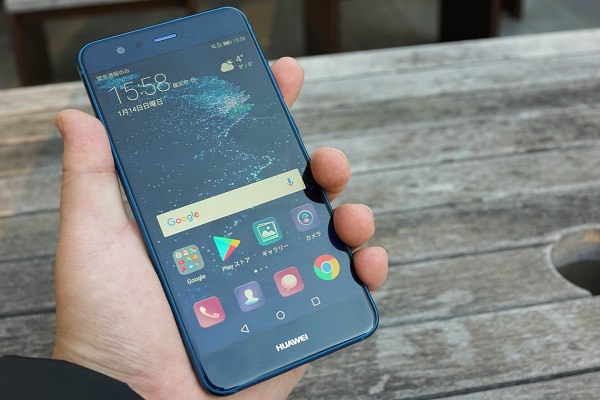 P10 liteを片手で持ったところ