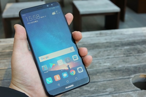 Mate 10 liteを片手で持ったところ
