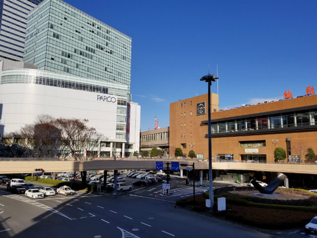 広角カメラ作例(HDRオン):晴れた日中に撮影した仙台駅前の景色