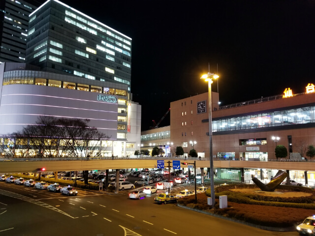 広角カメラ作例(HDRオフ):晴れた夜間に撮影した仙台駅前の景色