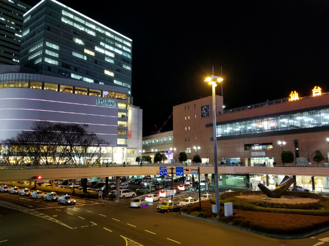 広角カメラ作例(HDRオン):晴れた夜間に撮影した仙台駅前の景色