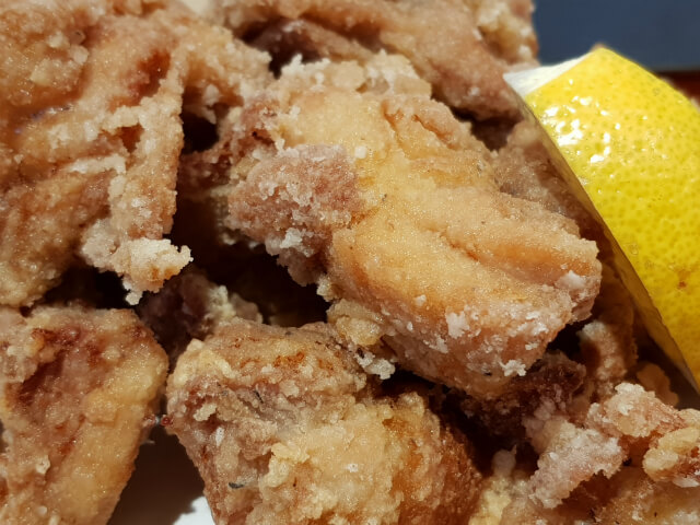 鶏の唐揚げを接写。ディテールが潰れがち衣もカラッとおいしそうに撮れる