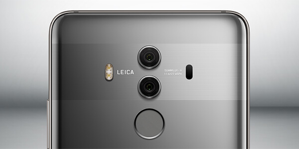 「LEICA」と提携しダブルレンズを搭載