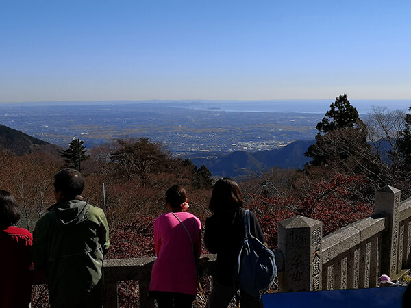 山の上より。手前の人物から遠くの背景までしっかりと撮れている