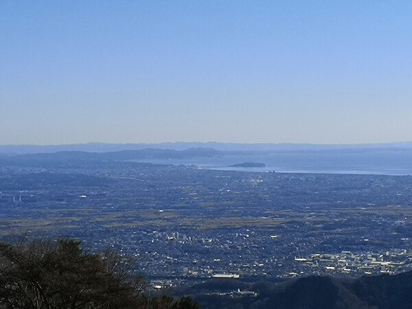 上の写真の場所から望遠で。江ノ島がはっきりと。