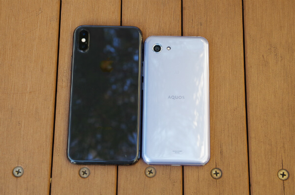 iPhone Xとサイズ比較(左:iPhone 右:AQUOS R compact