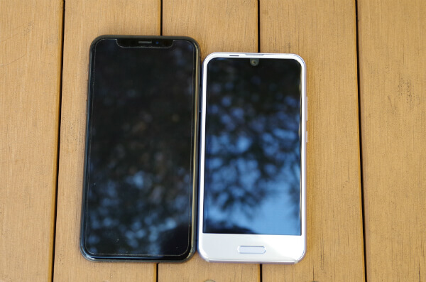 iPhone Xとサイズ比較(左:iPhone 右:AQUOS R compact