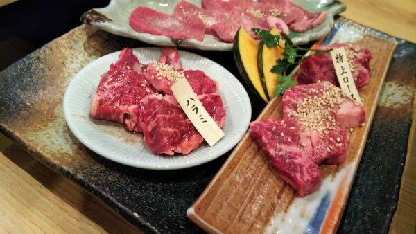 焼肉でメシ撮り、赤みもしっかりと色が出ています