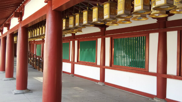 神社内で、柱の塗装の質感が伝わると思います
