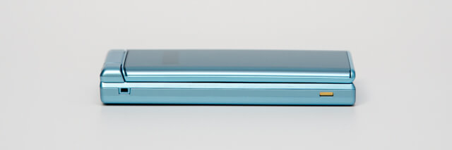 左側面に卓上ホルダ用の充電端子の片側