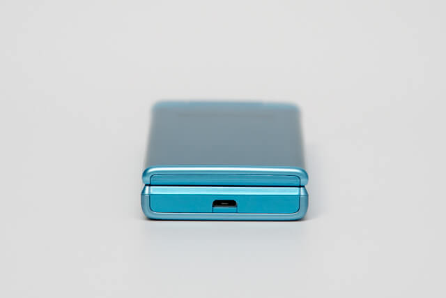 下部にはmicroUSBコネクタ