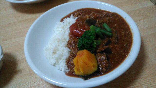 野菜たっぷりカレー。色温度が低く写ってしまっている