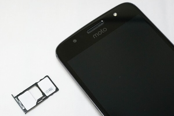 nano SIMを2枚入れた状態