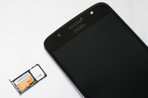 nano SIMとmicroSDを入れた状態