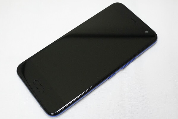 Android One X2:前面は端がラウンドした2.5Dガラスで覆われています