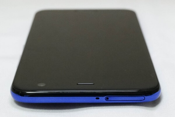 Android One X2:上面にはSIMカード・microSDカードトレイ