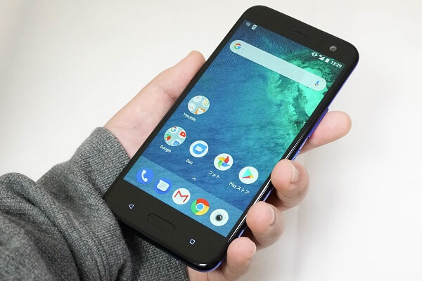 Android One X2:手に持ったところ