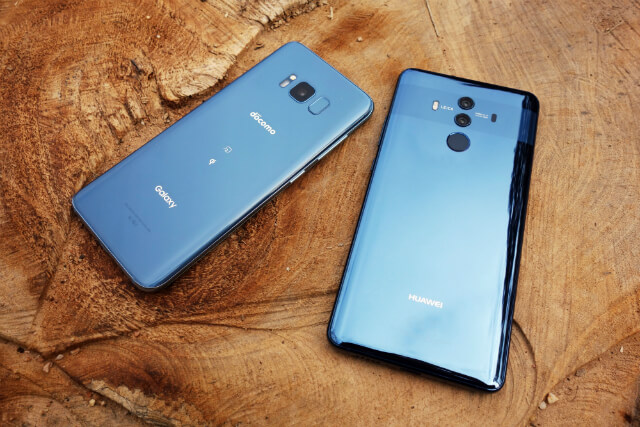 海のような透明感があるGalaxy S8(左)オーロラのように光り輝くMate 10 Pro(右