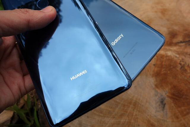鏡のように光を反射するMate 10 Pro(左)反射する光は控えめのGalaxy S8(右)
