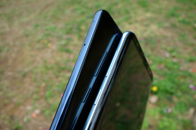 左側面の違い/Mate 10 Pro:SIMスロットのみ(左)Galaxy S8:音量ボタンと「bixby」ボタン(右)