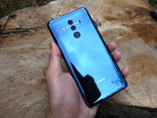 Mate 10 Proを片手で持って操作してみる