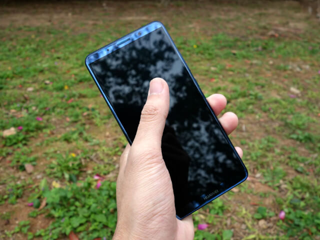 Mate 10 Proを片手で持って操作してみる