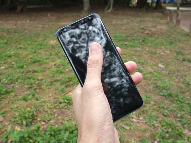Galaxy S8を片手で持って操作してみる