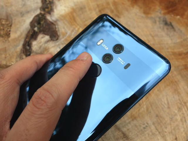 Mate 10 Pro:背面中央付近に丸型のセンサー
