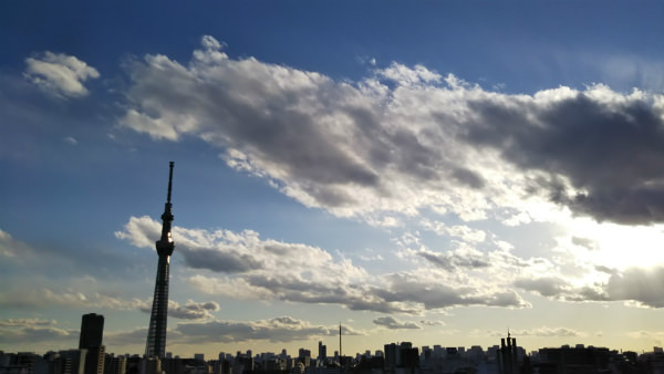 AQUOS sense lite カメラ作例:お昼過ぎの青空を撮影