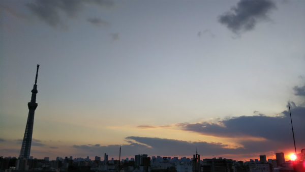 AQUOS sense lite カメラ作例:夕景でも明るく、青と赤が混在する複雑な色合いの空を再現もノイズが目立つ
