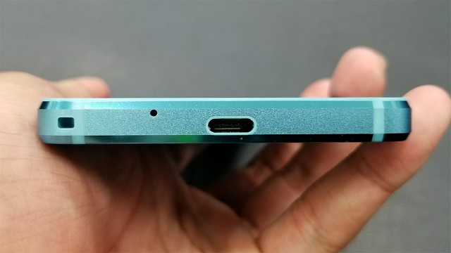 側面下部にはUSB Type-Cポート
