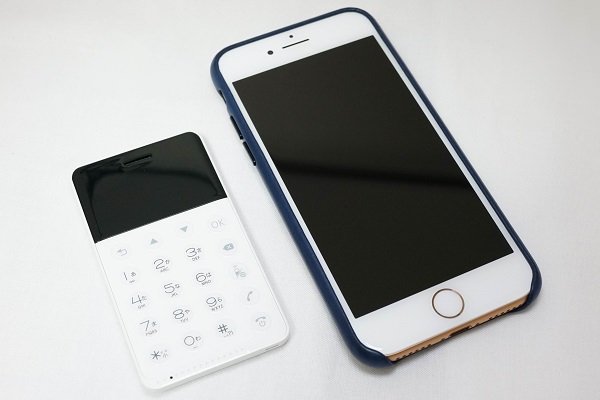 iPhone 8と並べてみた