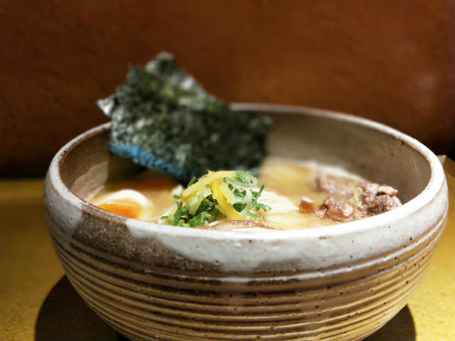 上のステーキの写真と共に暗い店内で撮影