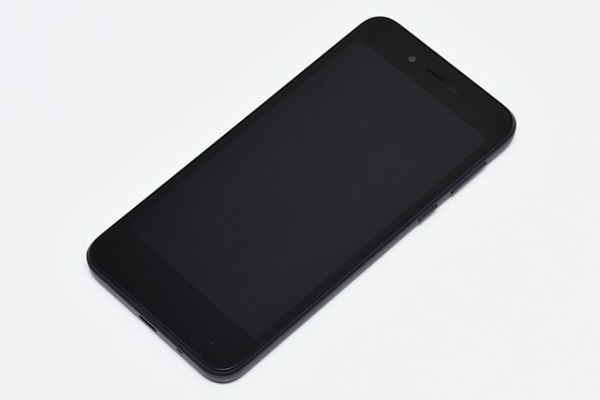 Android One S3(ネイビーブラック)の前面デザイン