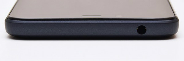 Android One S3:上面にはイヤホンジャック
